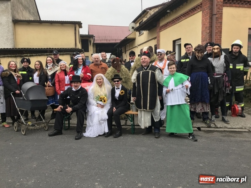 Zdjęcie w galerii na portalu naszraciborz.pl: Młoda para, małpice, misie i kominiarz. Samborowicki tanzbär na koniec karnawału  wiadomości z regionu
