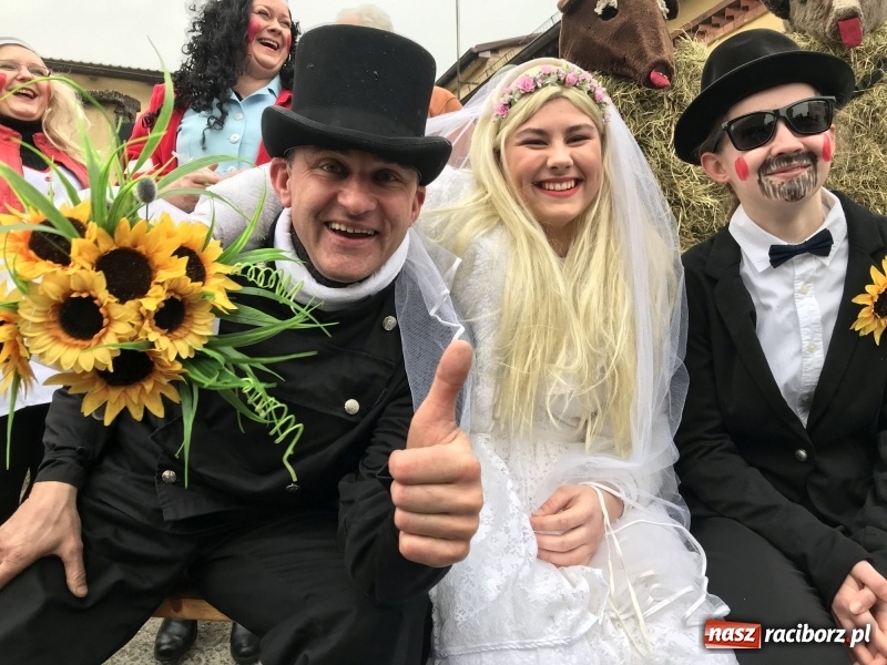 Zdjęcie w galerii na portalu naszraciborz.pl: Młoda para, małpice, misie i kominiarz. Samborowicki tanzbär na koniec karnawału  wiadomości z regionu