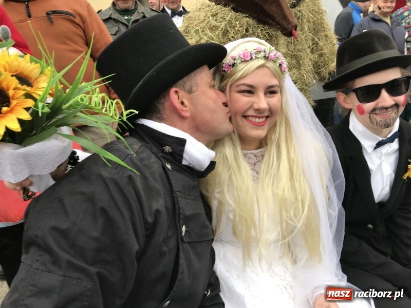 Zdjęcie w galerii na portalu naszraciborz.pl: Młoda para, małpice, misie i kominiarz. Samborowicki tanzbär na koniec karnawału  wiadomości z regionu