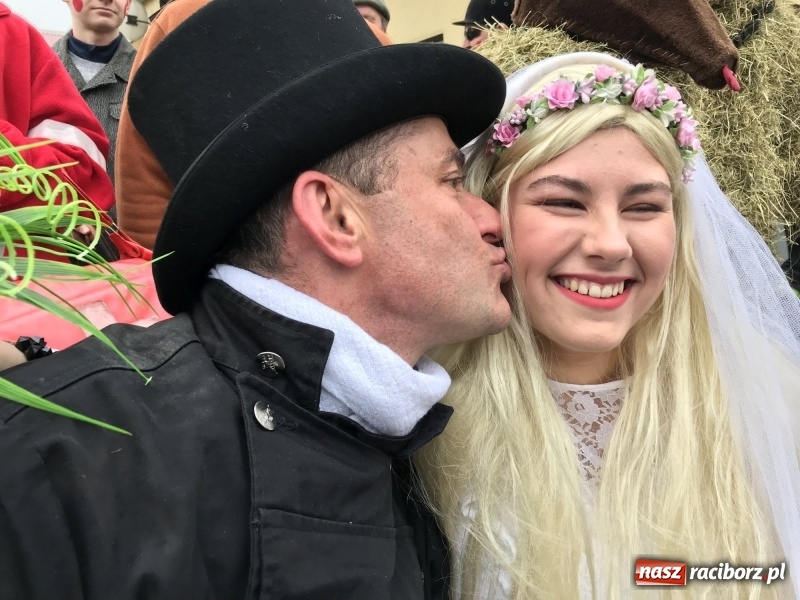 Zdjęcie w galerii na portalu naszraciborz.pl: Młoda para, małpice, misie i kominiarz. Samborowicki tanzbär na koniec karnawału  wiadomości z regionu
