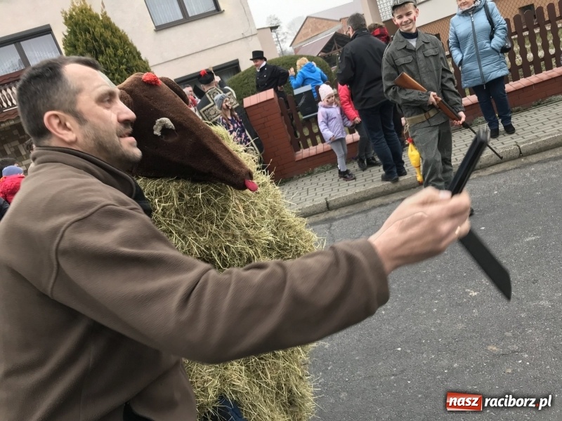 Zdjęcie w galerii na portalu naszraciborz.pl: Młoda para, małpice, misie i kominiarz. Samborowicki tanzbär na koniec karnawału  wiadomości z regionu