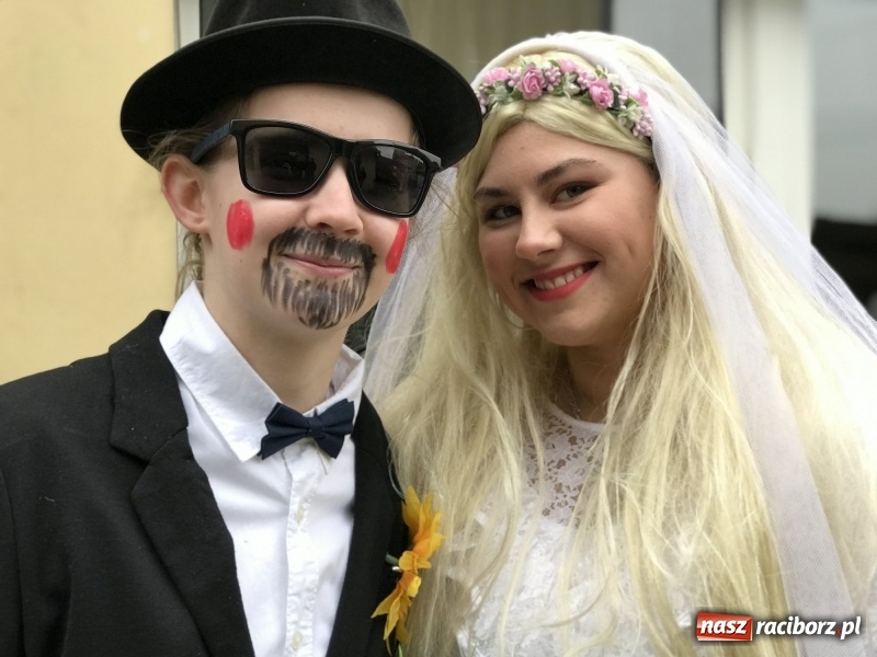 Zdjęcie w galerii na portalu naszraciborz.pl: Młoda para, małpice, misie i kominiarz. Samborowicki tanzbär na koniec karnawału  wiadomości z regionu