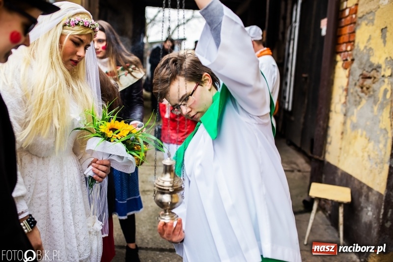 Zdjęcie w galerii na portalu naszraciborz.pl: Młoda para, małpice, misie i kominiarz. Samborowicki tanzbär na koniec karnawału  wiadomości z regionu