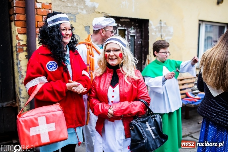 Zdjęcie w galerii na portalu naszraciborz.pl: Młoda para, małpice, misie i kominiarz. Samborowicki tanzbär na koniec karnawału  wiadomości z regionu