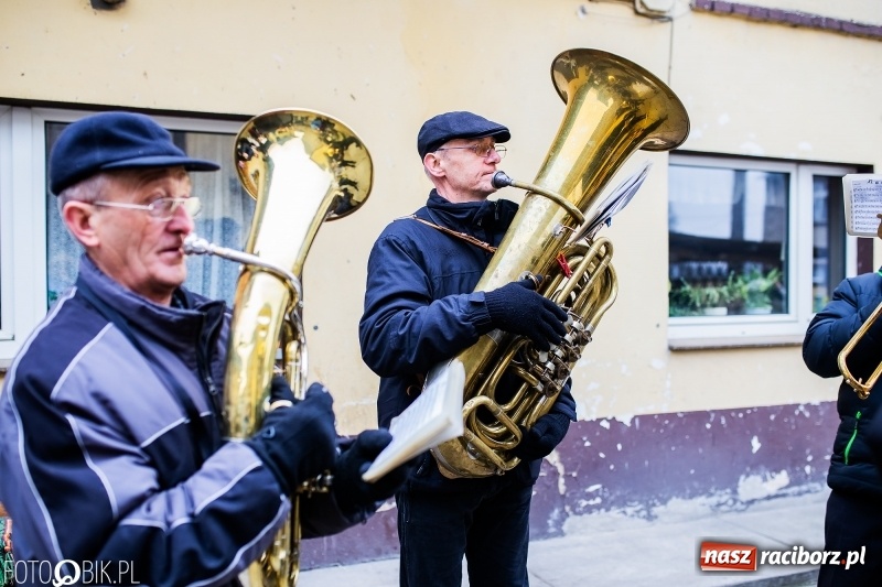 Zdjęcie w galerii na portalu naszraciborz.pl: Młoda para, małpice, misie i kominiarz. Samborowicki tanzbär na koniec karnawału  wiadomości z regionu