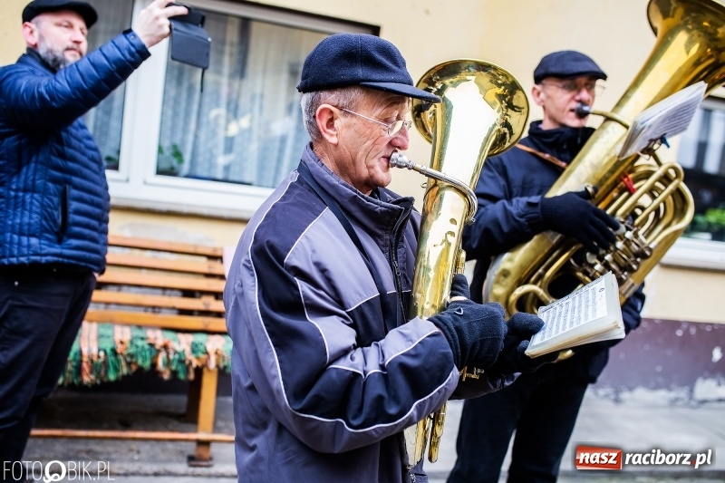 Zdjęcie w galerii na portalu naszraciborz.pl: Młoda para, małpice, misie i kominiarz. Samborowicki tanzbär na koniec karnawału  wiadomości z regionu