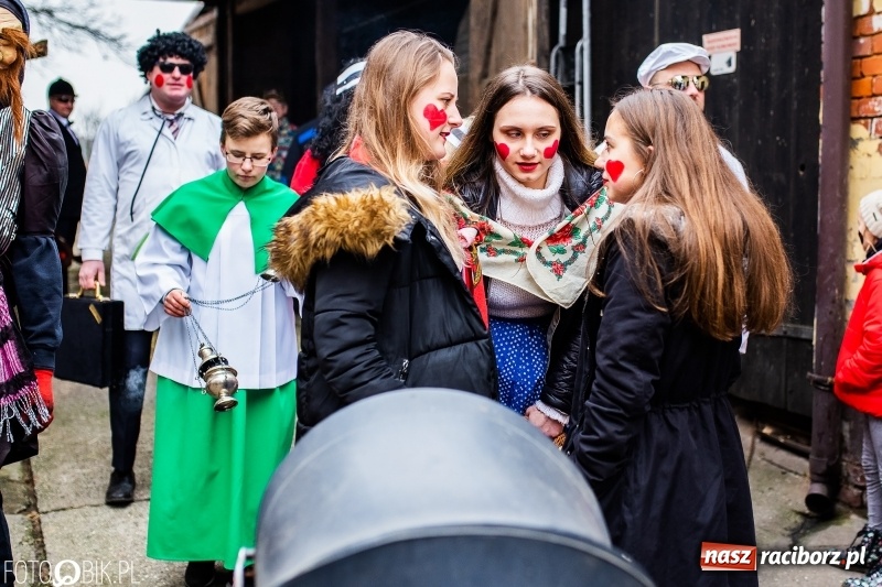 Zdjęcie w galerii na portalu naszraciborz.pl: Młoda para, małpice, misie i kominiarz. Samborowicki tanzbär na koniec karnawału  wiadomości z regionu
