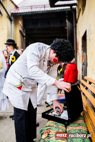 Zdjęcie w galerii na portalu naszraciborz.pl: Młoda para, małpice, misie i kominiarz. Samborowicki tanzbär na koniec karnawału  wiadomości z regionu