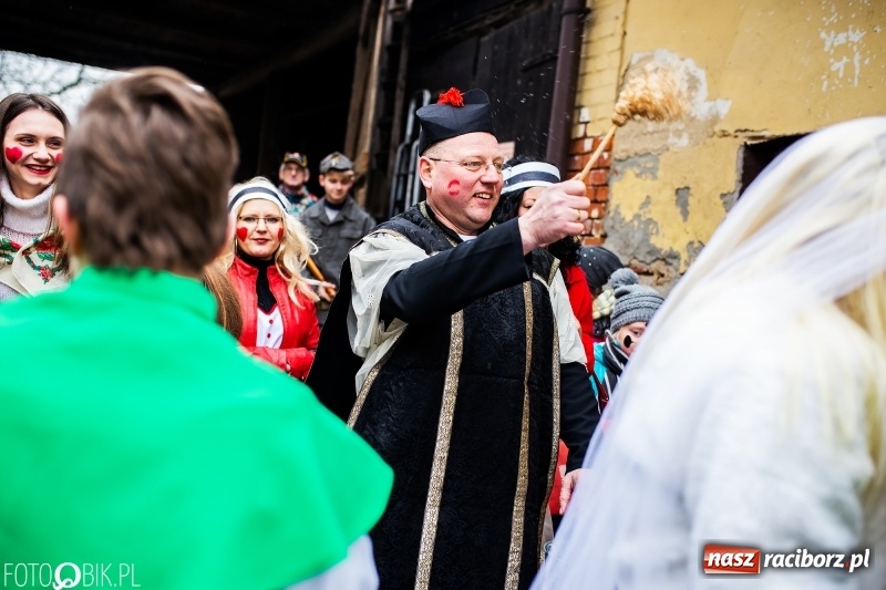 Zdjęcie w galerii na portalu naszraciborz.pl: Młoda para, małpice, misie i kominiarz. Samborowicki tanzbär na koniec karnawału  wiadomości z regionu