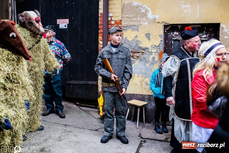 Zdjęcie w galerii na portalu naszraciborz.pl: Młoda para, małpice, misie i kominiarz. Samborowicki tanzbär na koniec karnawału  wiadomości z regionu