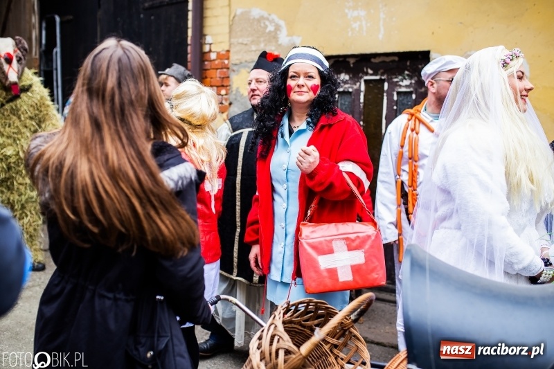 Zdjęcie w galerii na portalu naszraciborz.pl: Młoda para, małpice, misie i kominiarz. Samborowicki tanzbär na koniec karnawału  wiadomości z regionu