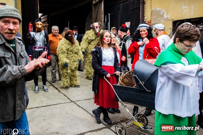 Zdjęcie w galerii na portalu naszraciborz.pl: Młoda para, małpice, misie i kominiarz. Samborowicki tanzbär na koniec karnawału  wiadomości z regionu