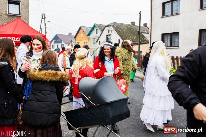 Zdjęcie w galerii na portalu naszraciborz.pl: Młoda para, małpice, misie i kominiarz. Samborowicki tanzbär na koniec karnawału  wiadomości z regionu