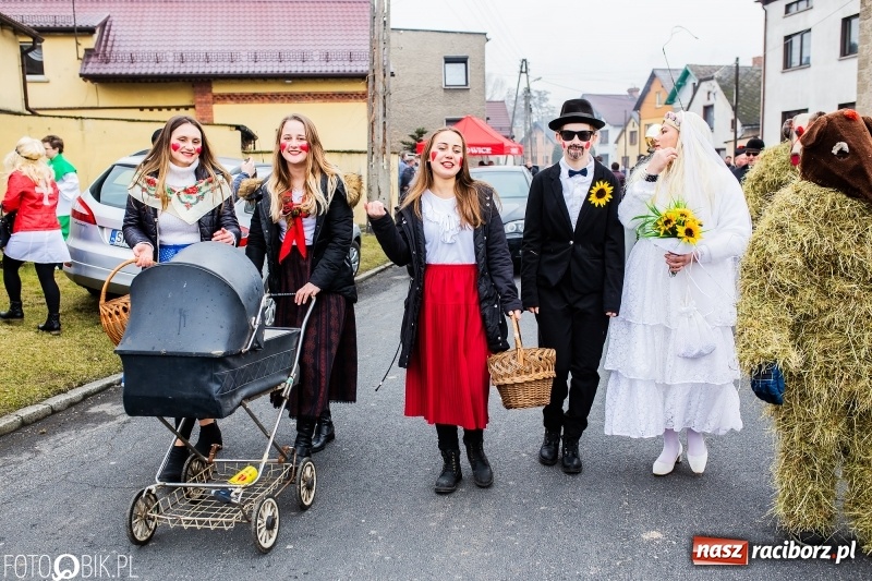 Zdjęcie w galerii na portalu naszraciborz.pl: Młoda para, małpice, misie i kominiarz. Samborowicki tanzbär na koniec karnawału  wiadomości z regionu