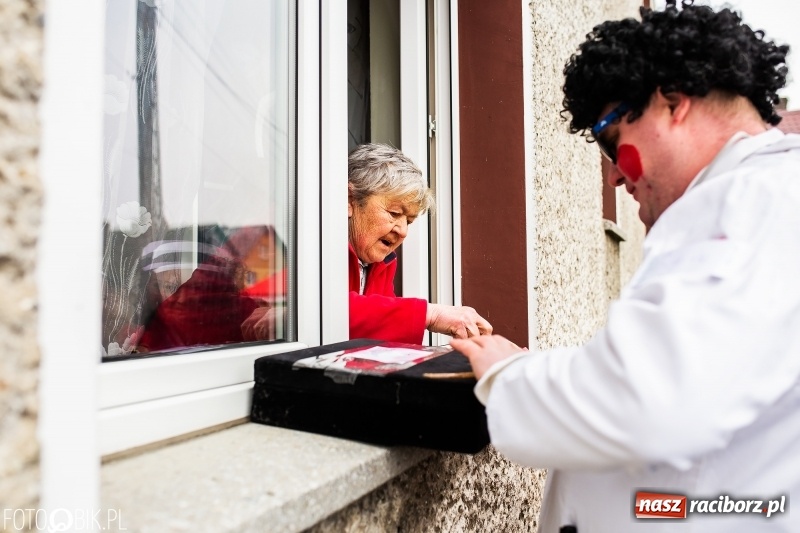 Zdjęcie w galerii na portalu naszraciborz.pl: Młoda para, małpice, misie i kominiarz. Samborowicki tanzbär na koniec karnawału  wiadomości z regionu