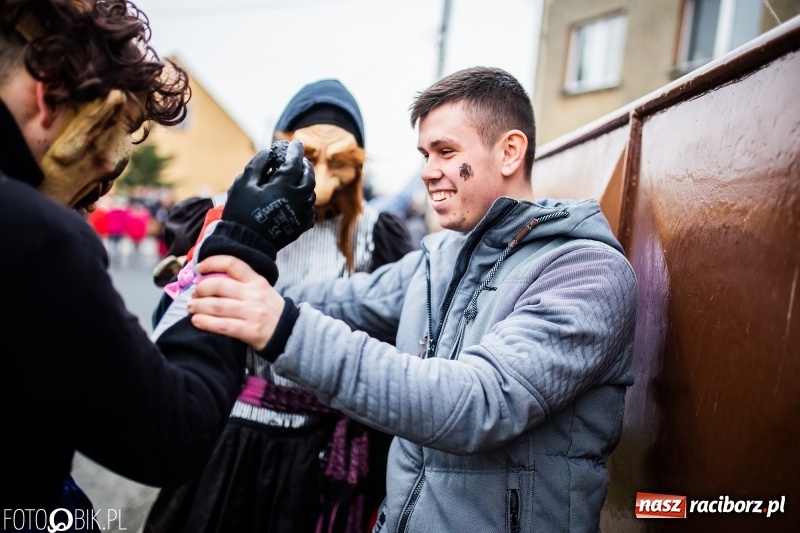 Zdjęcie w galerii na portalu naszraciborz.pl: Młoda para, małpice, misie i kominiarz. Samborowicki tanzbär na koniec karnawału  wiadomości z regionu