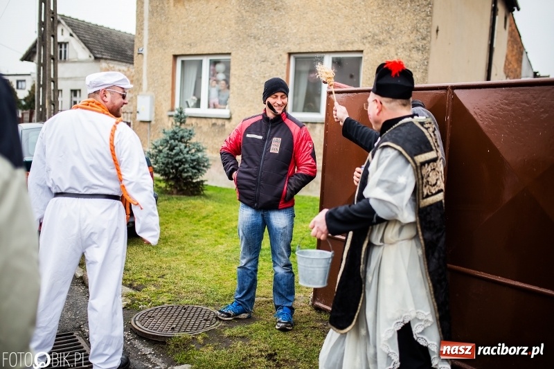 Zdjęcie w galerii na portalu naszraciborz.pl: Młoda para, małpice, misie i kominiarz. Samborowicki tanzbär na koniec karnawału  wiadomości z regionu