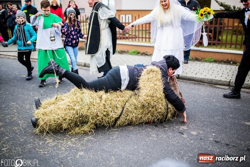 Zdjęcie w galerii na portalu naszraciborz.pl: Młoda para, małpice, misie i kominiarz. Samborowicki tanzbär na koniec karnawału  wiadomości z regionu