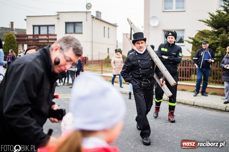 Zdjęcie w galerii na portalu naszraciborz.pl: Młoda para, małpice, misie i kominiarz. Samborowicki tanzbär na koniec karnawału  wiadomości z regionu