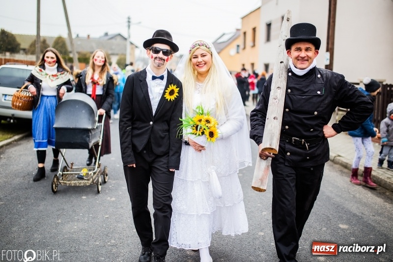 Zdjęcie w galerii na portalu naszraciborz.pl: Młoda para, małpice, misie i kominiarz. Samborowicki tanzbär na koniec karnawału  wiadomości z regionu