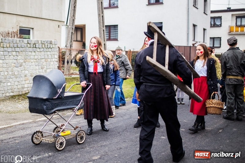 Zdjęcie w galerii na portalu naszraciborz.pl: Młoda para, małpice, misie i kominiarz. Samborowicki tanzbär na koniec karnawału  wiadomości z regionu