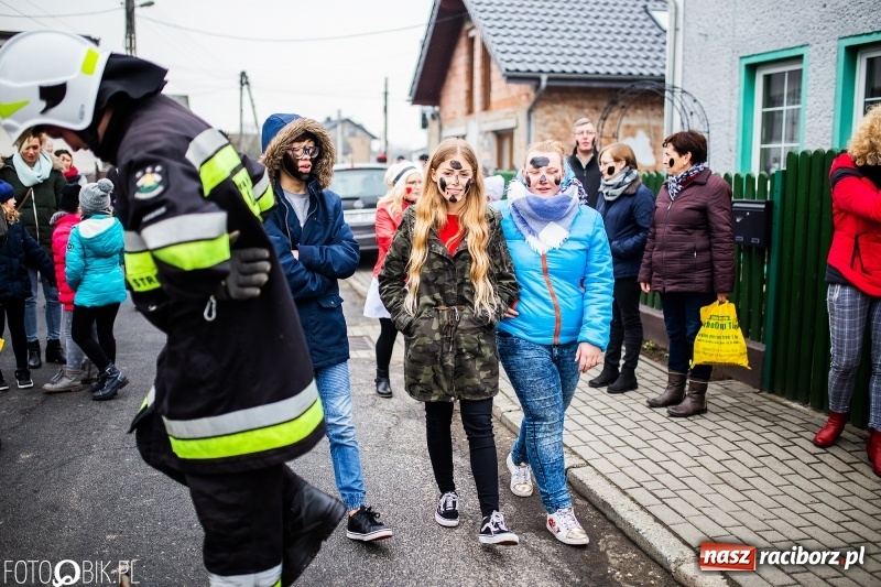 Zdjęcie w galerii na portalu naszraciborz.pl: Młoda para, małpice, misie i kominiarz. Samborowicki tanzbär na koniec karnawału  wiadomości z regionu