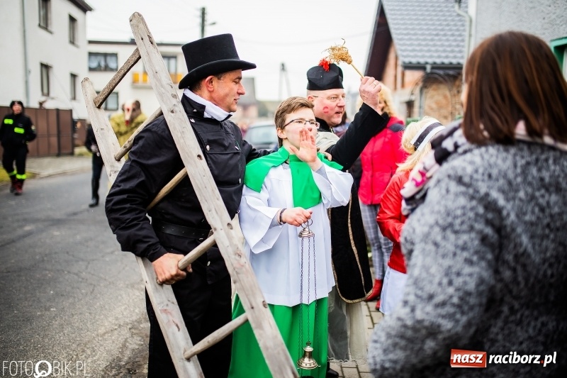 Zdjęcie w galerii na portalu naszraciborz.pl: Młoda para, małpice, misie i kominiarz. Samborowicki tanzbär na koniec karnawału  wiadomości z regionu