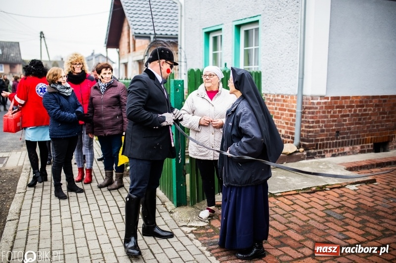 Zdjęcie w galerii na portalu naszraciborz.pl: Młoda para, małpice, misie i kominiarz. Samborowicki tanzbär na koniec karnawału  wiadomości z regionu