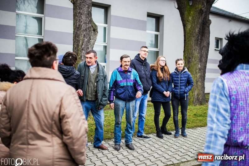 Zdjęcie w galerii na portalu naszraciborz.pl: Młoda para, małpice, misie i kominiarz. Samborowicki tanzbär na koniec karnawału  wiadomości z regionu