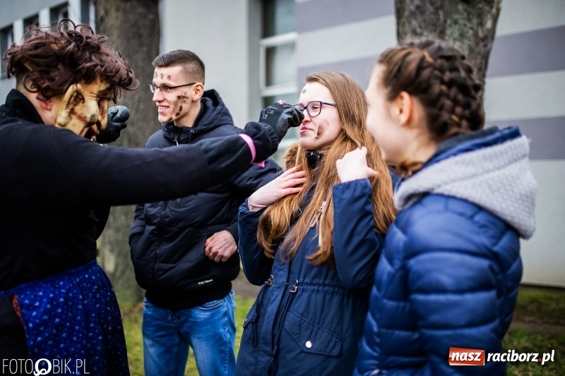 Zdjęcie w galerii na portalu naszraciborz.pl: Młoda para, małpice, misie i kominiarz. Samborowicki tanzbär na koniec karnawału  wiadomości z regionu