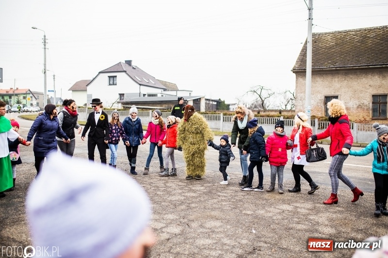 Zdjęcie w galerii na portalu naszraciborz.pl: Młoda para, małpice, misie i kominiarz. Samborowicki tanzbär na koniec karnawału  wiadomości z regionu