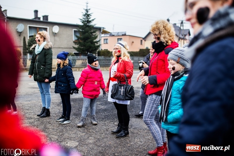 Zdjęcie w galerii na portalu naszraciborz.pl: Młoda para, małpice, misie i kominiarz. Samborowicki tanzbär na koniec karnawału  wiadomości z regionu