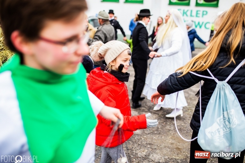 Zdjęcie w galerii na portalu naszraciborz.pl: Młoda para, małpice, misie i kominiarz. Samborowicki tanzbär na koniec karnawału  wiadomości z regionu
