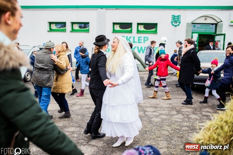 Zdjęcie w galerii na portalu naszraciborz.pl: Młoda para, małpice, misie i kominiarz. Samborowicki tanzbär na koniec karnawału  wiadomości z regionu