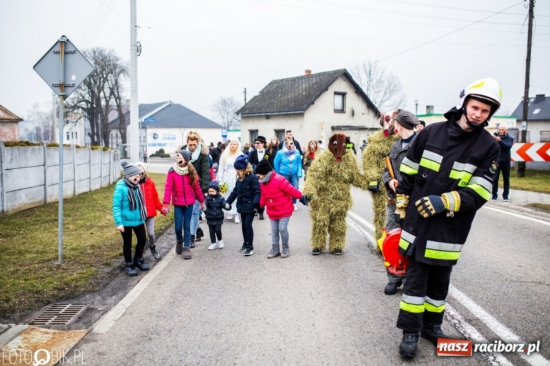 Zdjęcie w galerii na portalu naszraciborz.pl: Młoda para, małpice, misie i kominiarz. Samborowicki tanzbär na koniec karnawału  wiadomości z regionu