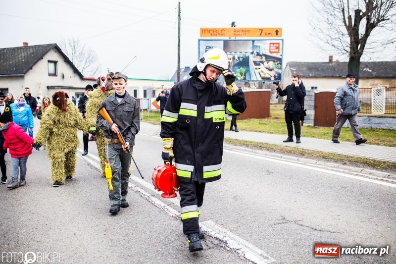 Zdjęcie w galerii na portalu naszraciborz.pl: Młoda para, małpice, misie i kominiarz. Samborowicki tanzbär na koniec karnawału  wiadomości z regionu