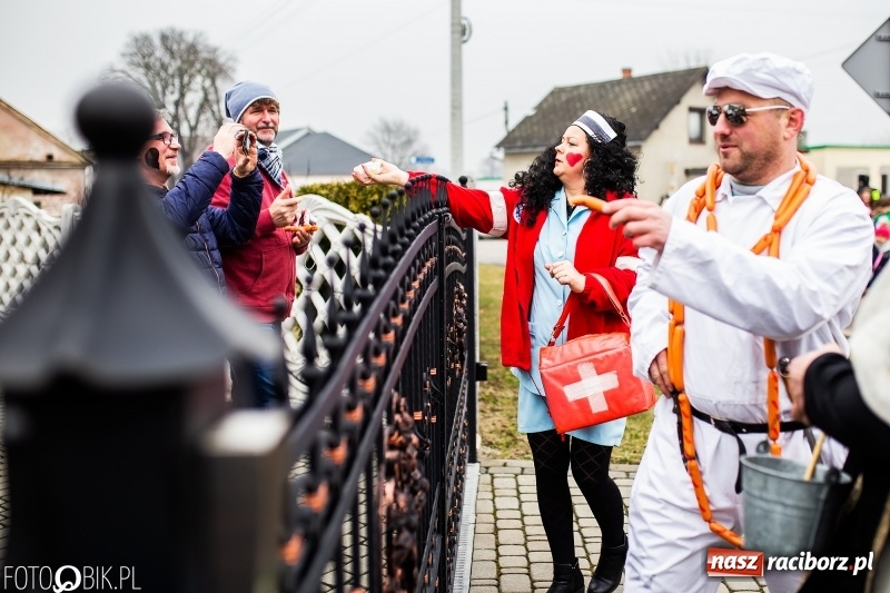 Zdjęcie w galerii na portalu naszraciborz.pl: Młoda para, małpice, misie i kominiarz. Samborowicki tanzbär na koniec karnawału  wiadomości z regionu