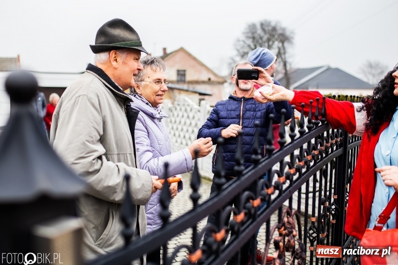 Zdjęcie w galerii na portalu naszraciborz.pl: Młoda para, małpice, misie i kominiarz. Samborowicki tanzbär na koniec karnawału  wiadomości z regionu