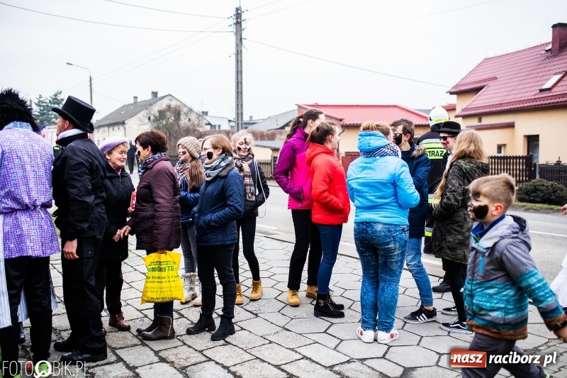 Zdjęcie w galerii na portalu naszraciborz.pl: Młoda para, małpice, misie i kominiarz. Samborowicki tanzbär na koniec karnawału  wiadomości z regionu