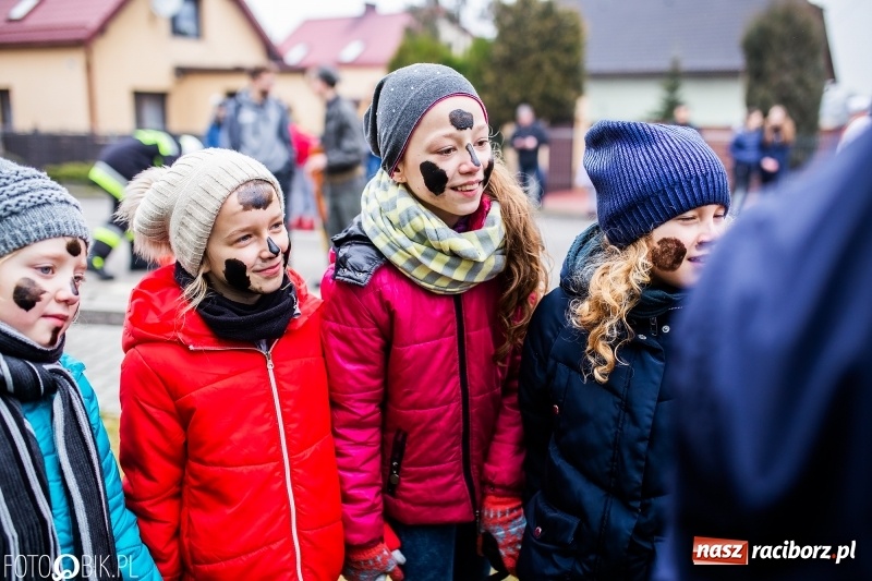 Zdjęcie w galerii na portalu naszraciborz.pl: Młoda para, małpice, misie i kominiarz. Samborowicki tanzbär na koniec karnawału  wiadomości z regionu