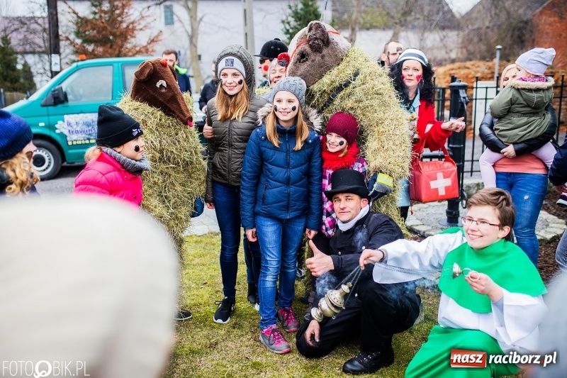 Zdjęcie w galerii na portalu naszraciborz.pl: Młoda para, małpice, misie i kominiarz. Samborowicki tanzbär na koniec karnawału  wiadomości z regionu