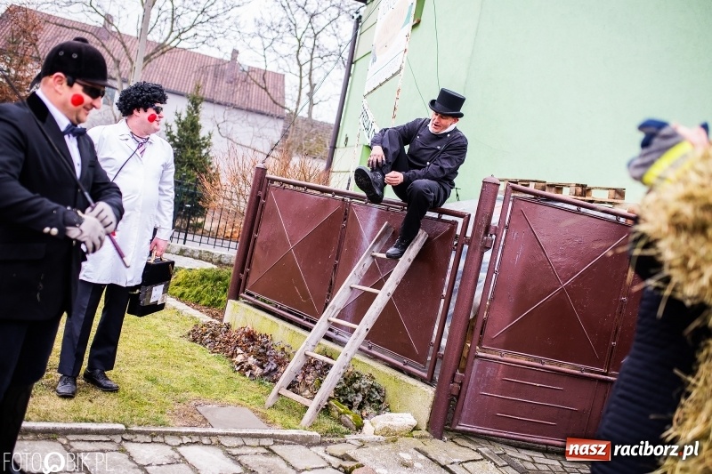 Zdjęcie w galerii na portalu naszraciborz.pl: Młoda para, małpice, misie i kominiarz. Samborowicki tanzbär na koniec karnawału  wiadomości z regionu