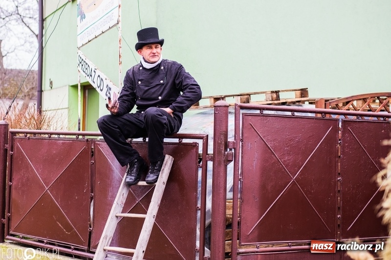 Zdjęcie w galerii na portalu naszraciborz.pl: Młoda para, małpice, misie i kominiarz. Samborowicki tanzbär na koniec karnawału  wiadomości z regionu