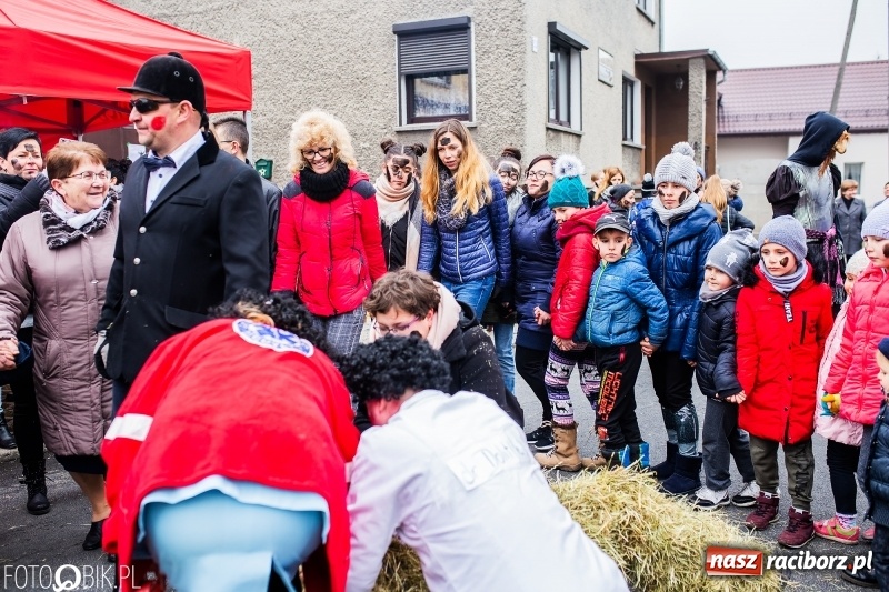 Zdjęcie w galerii na portalu naszraciborz.pl: Młoda para, małpice, misie i kominiarz. Samborowicki tanzbär na koniec karnawału  wiadomości z regionu