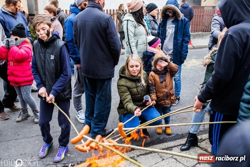 Zdjęcie w galerii na portalu naszraciborz.pl: Młoda para, małpice, misie i kominiarz. Samborowicki tanzbär na koniec karnawału  wiadomości z regionu