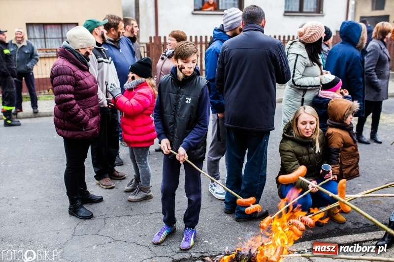 Zdjęcie w galerii na portalu naszraciborz.pl: Młoda para, małpice, misie i kominiarz. Samborowicki tanzbär na koniec karnawału  wiadomości z regionu