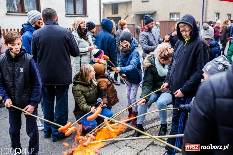 Zdjęcie w galerii na portalu naszraciborz.pl: Młoda para, małpice, misie i kominiarz. Samborowicki tanzbär na koniec karnawału  wiadomości z regionu
