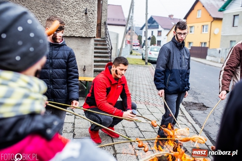 Zdjęcie w galerii na portalu naszraciborz.pl: Młoda para, małpice, misie i kominiarz. Samborowicki tanzbär na koniec karnawału  wiadomości z regionu