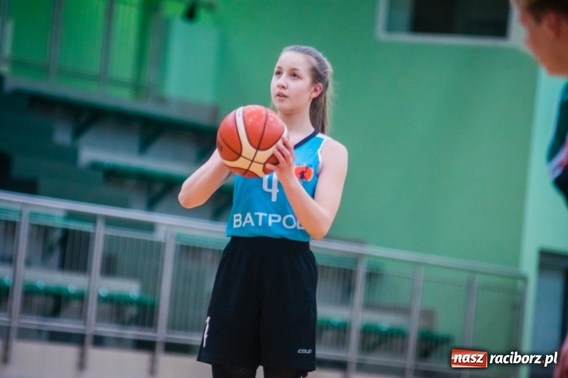 Zdjęcie w galerii na portalu naszraciborz.pl: Do czternastu razy sztuka. Koszykarki RKK AZS Racibórz z pierwszą wygraną w sezonie wiadomości z regionu