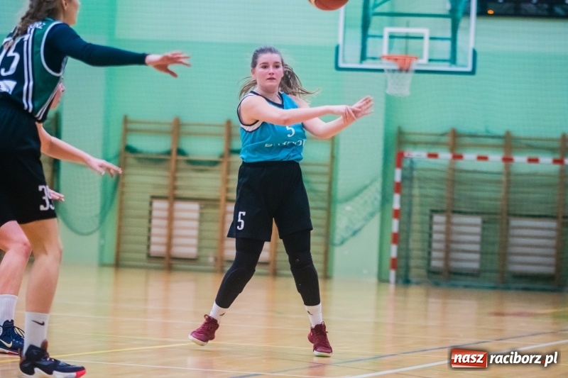 Zdjęcie w galerii na portalu naszraciborz.pl: Do czternastu razy sztuka. Koszykarki RKK AZS Racibórz z pierwszą wygraną w sezonie wiadomości z regionu